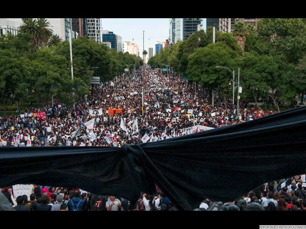 La capital mexicana se viste de luto por Ayotzinapa 