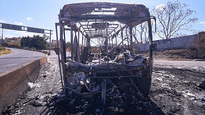 Y VARIOS CAMIONES O AUTOS FUERON INCENDIADOS