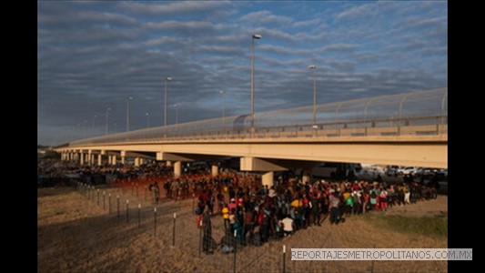 Instalaron un campamento bajo un puente entre EEUU y México