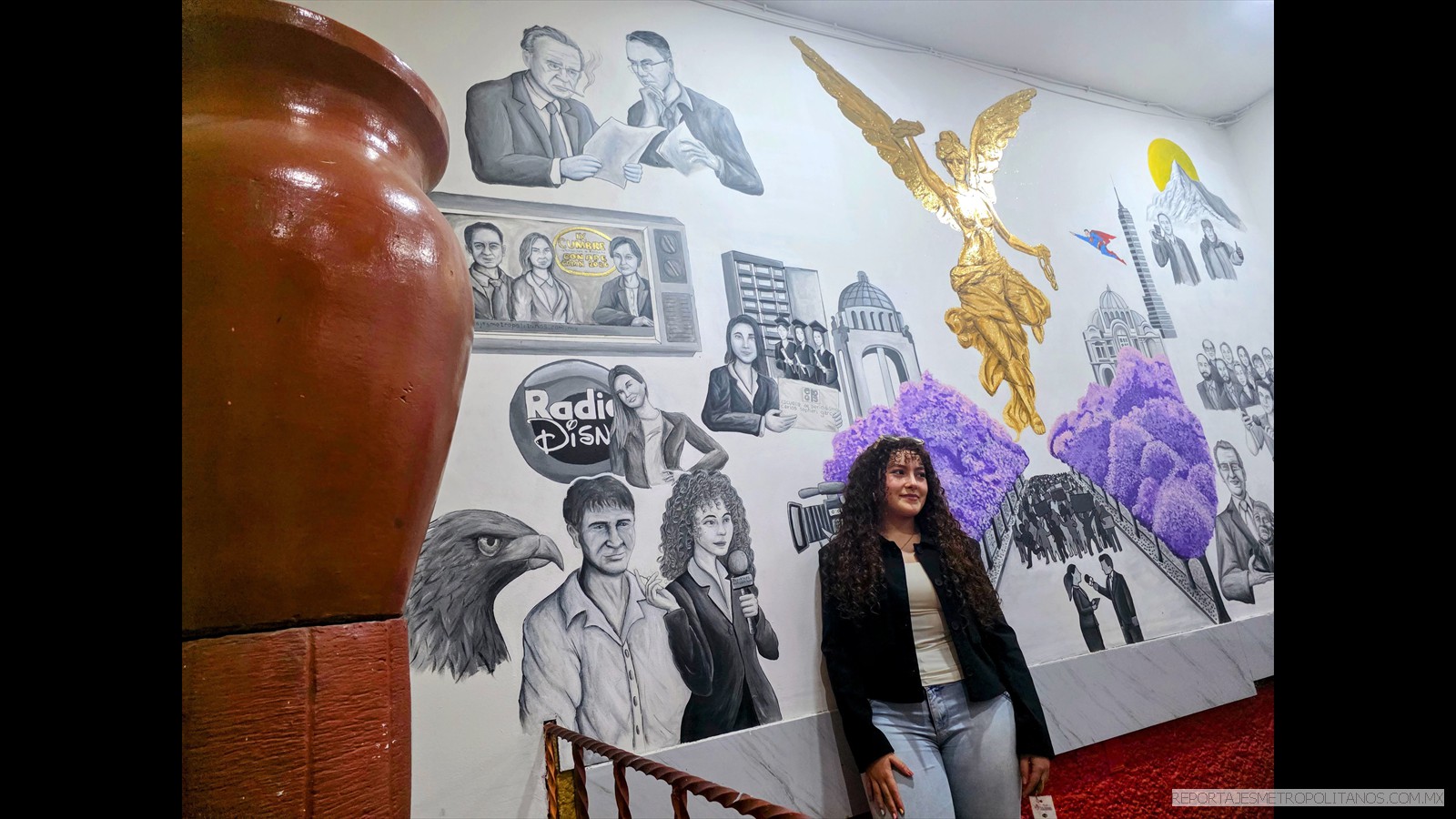  PALOMA STELLA CON EL ÁGUILA MAYOR Y EN EL MURAL