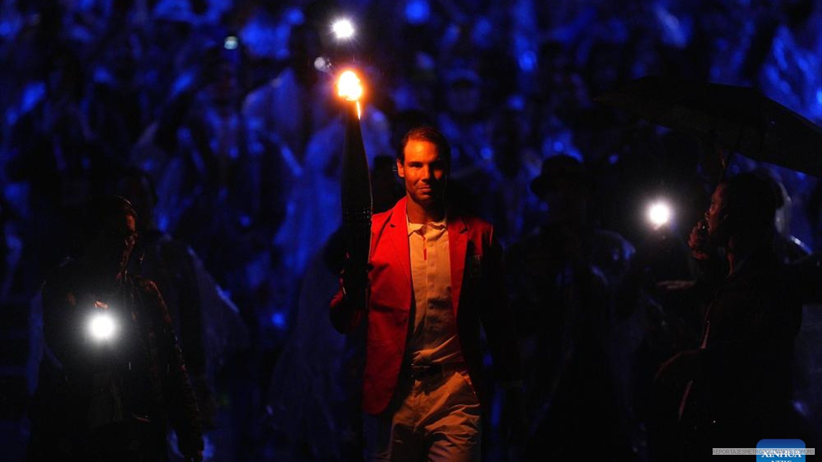 El portador de la antorcha, Rafael Nadal, de España, durante la ceremonia de apertura de los Juegos Olímpicos de París 2024