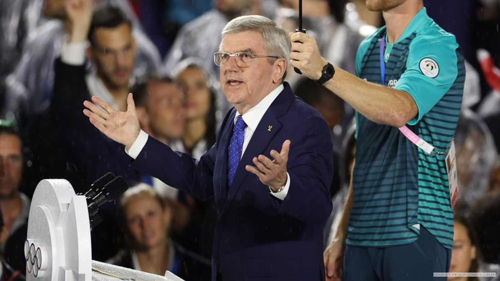 El presidente del Comité Olímpico Internacional (COI), Thomas Bach, habla durante la ceremonia de apertura de los Juegos Olímpicos de París 2024