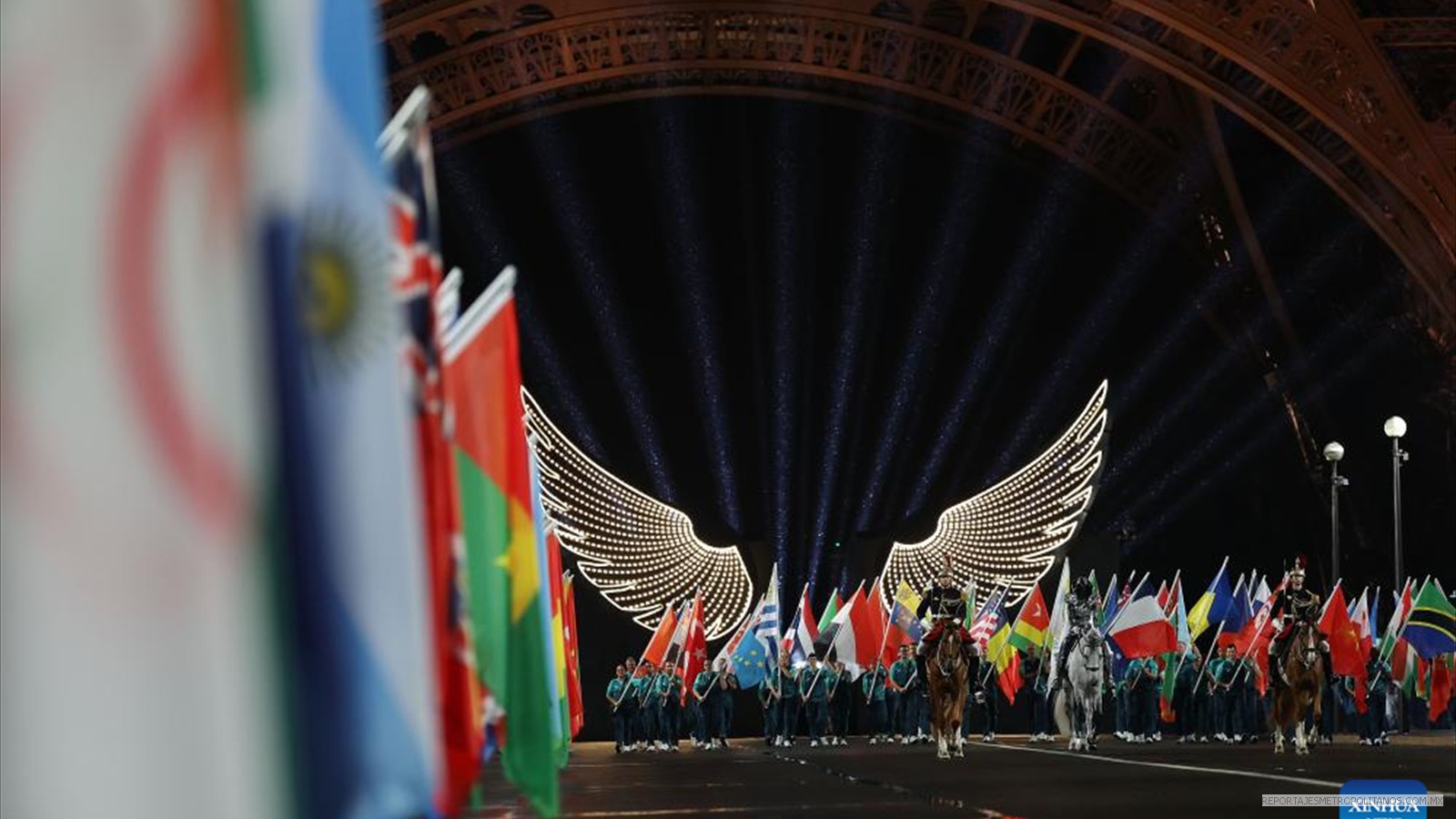 Floriane Issert, suboficial de la gendarmería nacional francesa, lleva la bandera olímpica al Estadio Trocadero durante la ceremonia de apertura de los Juegos Olímpicos de París 2024