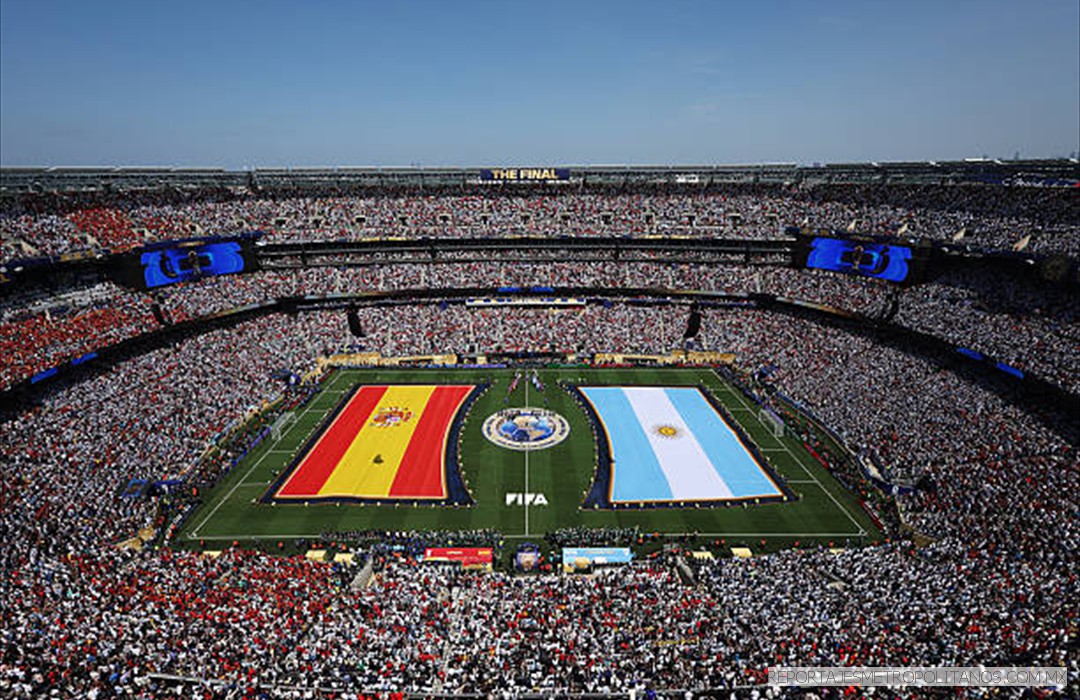 Jugadores y árbitros de partido se alinean antes de la final de la Copa Mundial de la FIFA 2026 entre España y Argentina en el New York New Jersey Stadium
