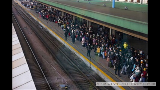 La gente espera para abordar un tren de evacuación de Kiev a Lviv en la estación central de trenes de Kiev