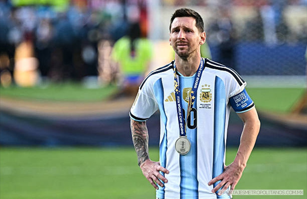 Lionel Messi, llora durante la ceremonia de entrega del trofeo al final del partido final del Mundial de fútbol 2026 entre España y Argentina