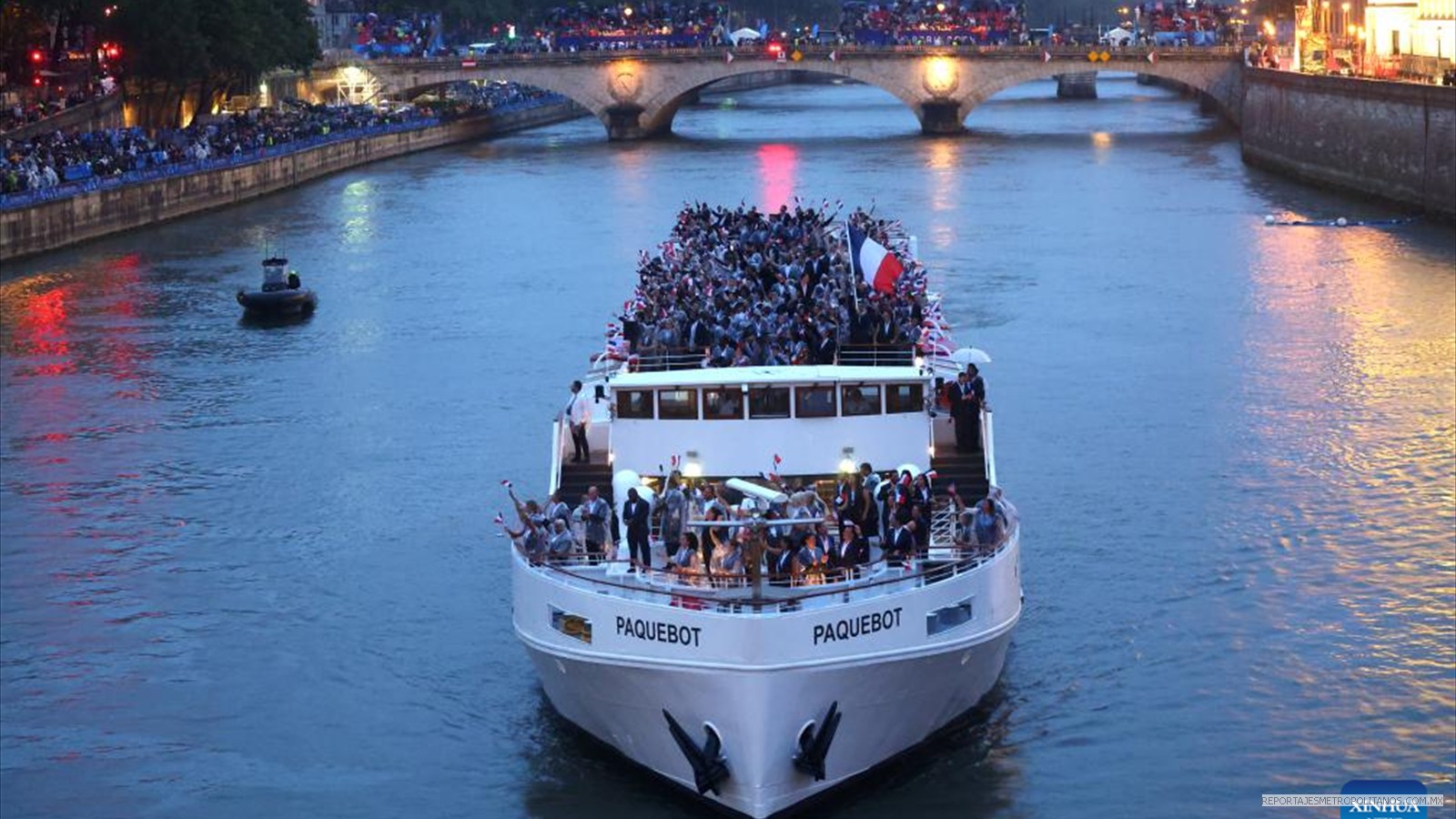 Los atletas del equipo de Francia navegan durante el desfile de atletas en el río Sena durante la ceremonia de apertura de los Juegos Olímpicos de París 2024 en París, Francia,
