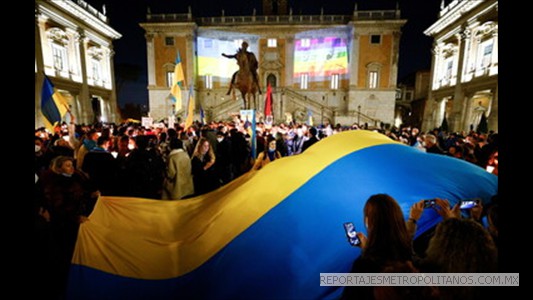 Marcha con velas para pedir la paz y mostrar solidaridad con el pueblo ucraniano, en Roma 1