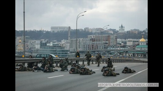 Militares de la Guardia Nacional de Ucrania toman posiciones en el centro de Kiev