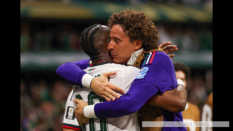 QUIÑONES  Y MEMO OCHOA SE FELICITAN