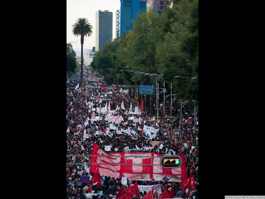 Miles marchan en la capital mexicana por la desaparicón de 43 normalistas 