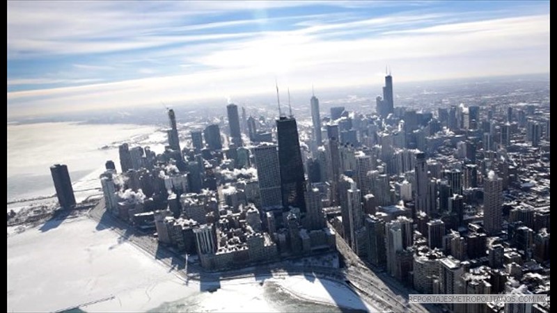 En Chicago, Illinois, la nieve y el hielo cubren los techos de las casas y edificios