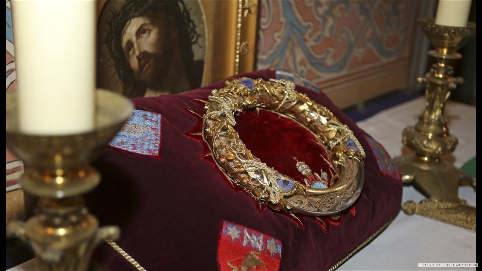 Corona de espinas de Jesús y tunica de San Luis sobreviven el incendio