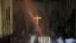 La cruz principal del templo no perdió su color oro pese al fuego y al humo