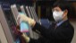 Desinfectan las máquinas expendedora de boletos en la estación de tren sur de Beijing