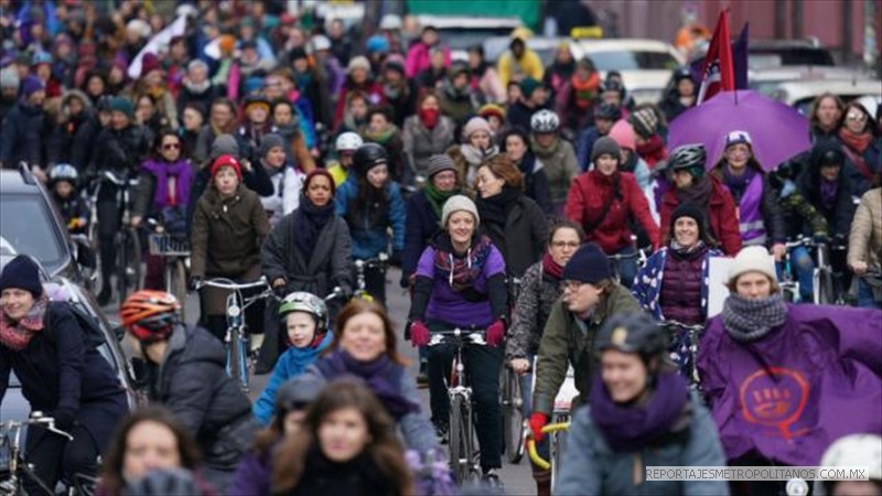 En Berlín, Alemania, decenas de mujeres salieron en bicicleta,  para apoyar los derechos de las mujeres en todo el mundo.