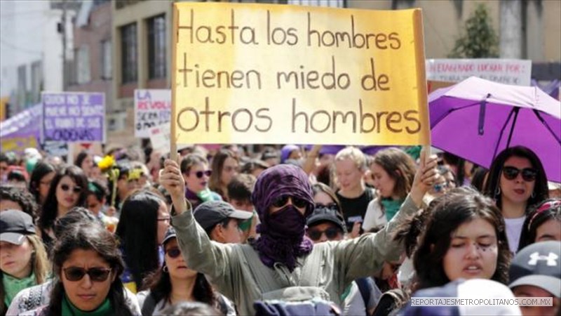 Hasta los hombres tienen miedo de otros hombres, dice un cartel en la marcha de Bogotá, Colombia