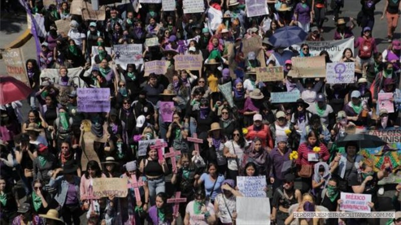 Cruces y paliacates morados para protestar 'por los feminicidios en México