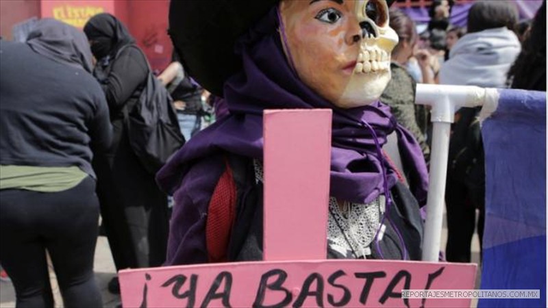 Ya basta, dice la cruz de una mujer que protesta en México en el Día Internacional de la Mujer.