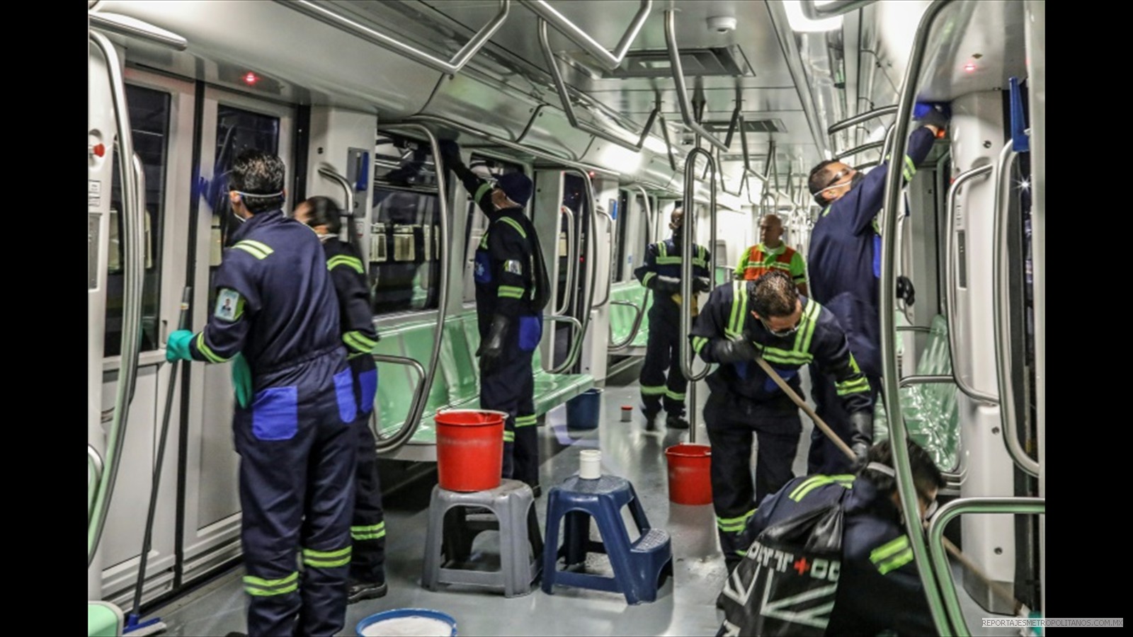 Trabajadores lavan y desinfectan los vagones de un tren en Medellín, Colombia