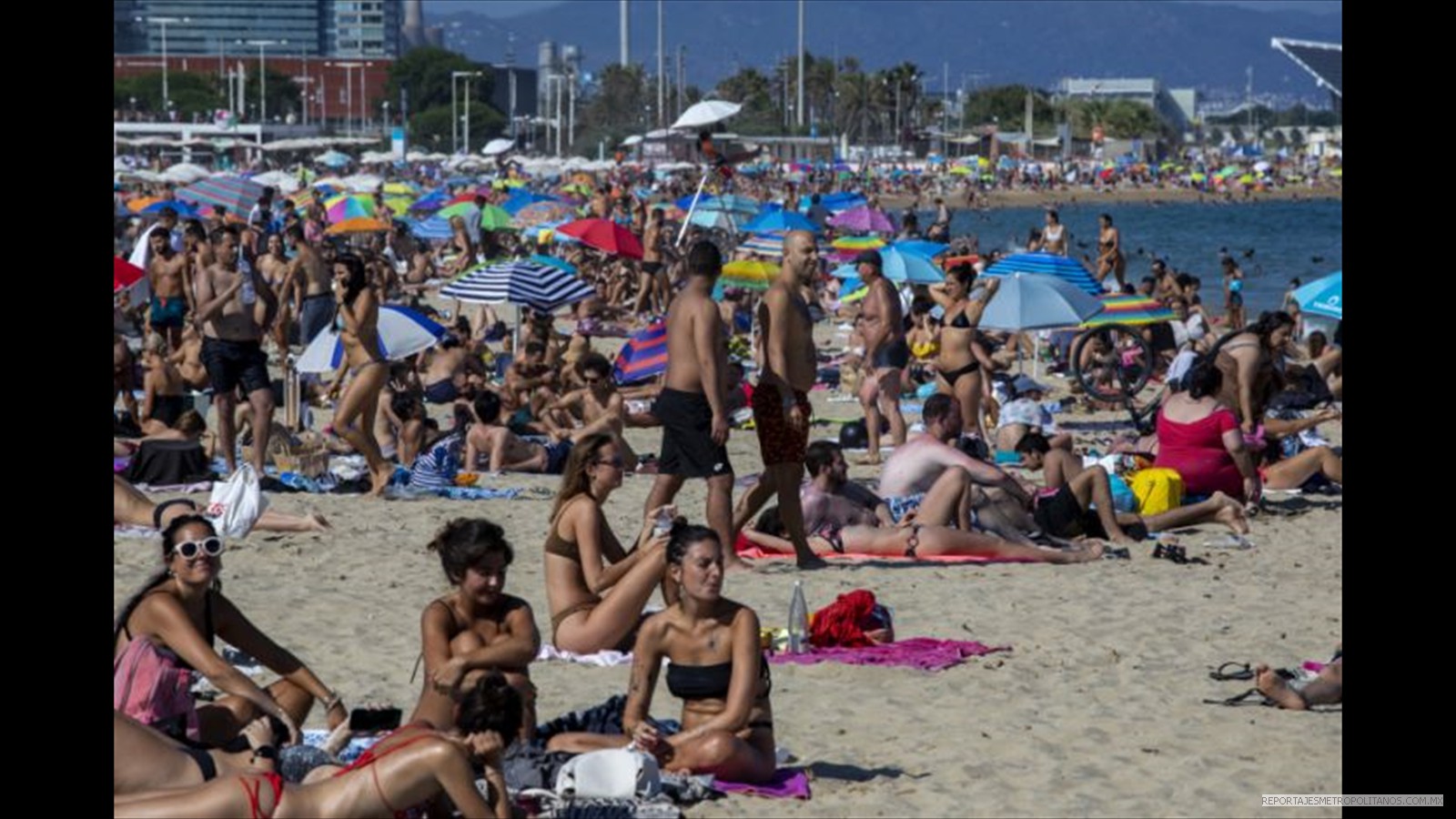 Aglomeraciones en las playas de Barcelona pese a los rebrotes de covid