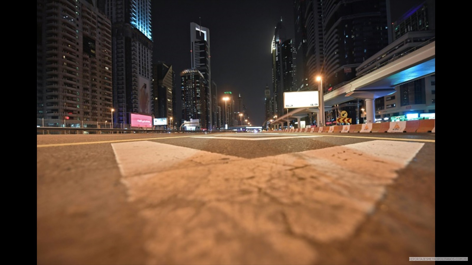 Una calle desierta de Dubái el 28 de marzo de 2020 por la pandemia de coronavirus COVID-19