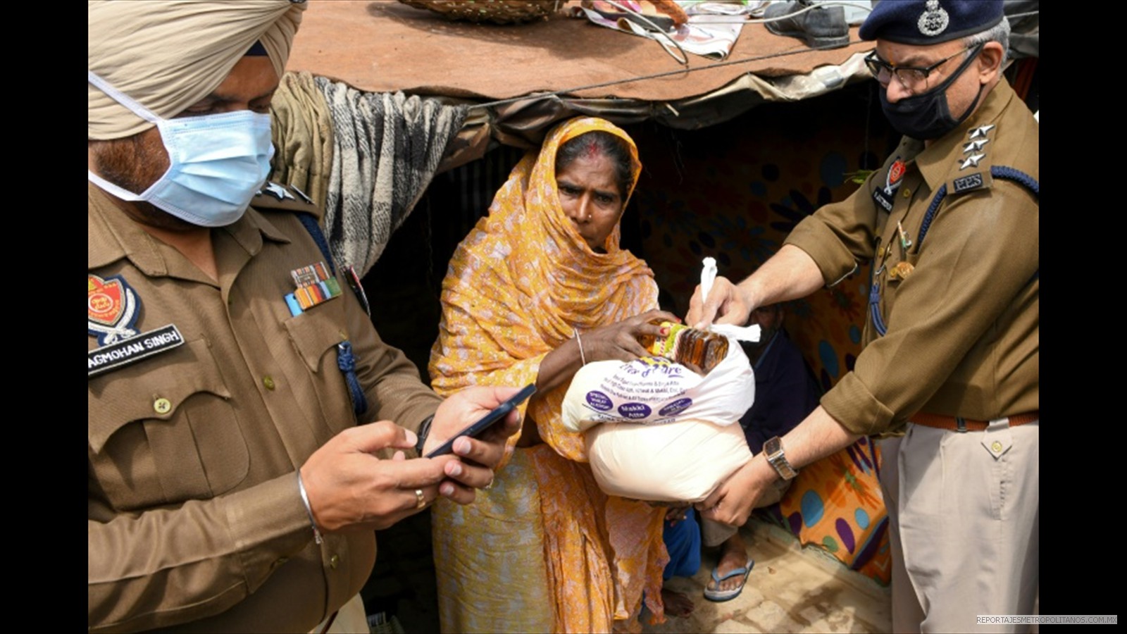 Policías distribuyen comida en la ciudad de Amritsar, después de que el gobierno indio decretara un confinamiento de 21 días