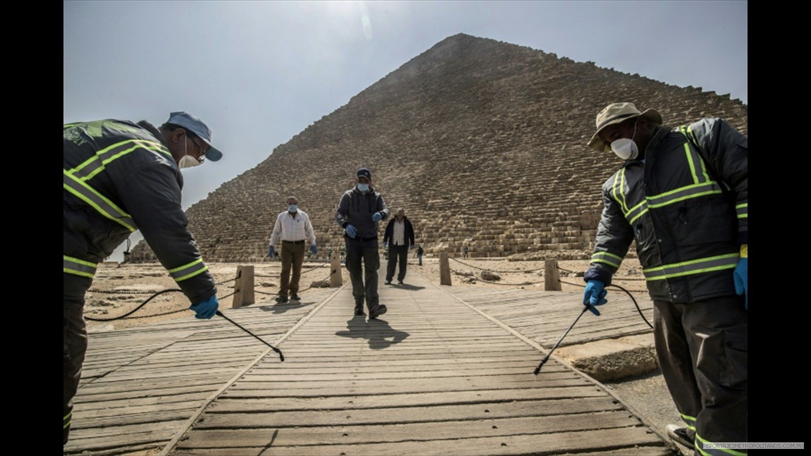 Trabajadores municipales desinfectan las pirámides de Giza, al suroeste de El Cairo, el 25 de marzo de 2020