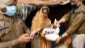 Policías distribuyen comida en la ciudad de Amritsar, después de que el gobierno indio decretara un confinamiento de 21 días