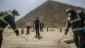 Trabajadores municipales desinfectan las pirámides de Giza, al suroeste de El Cairo, el 25 de marzo de 2020