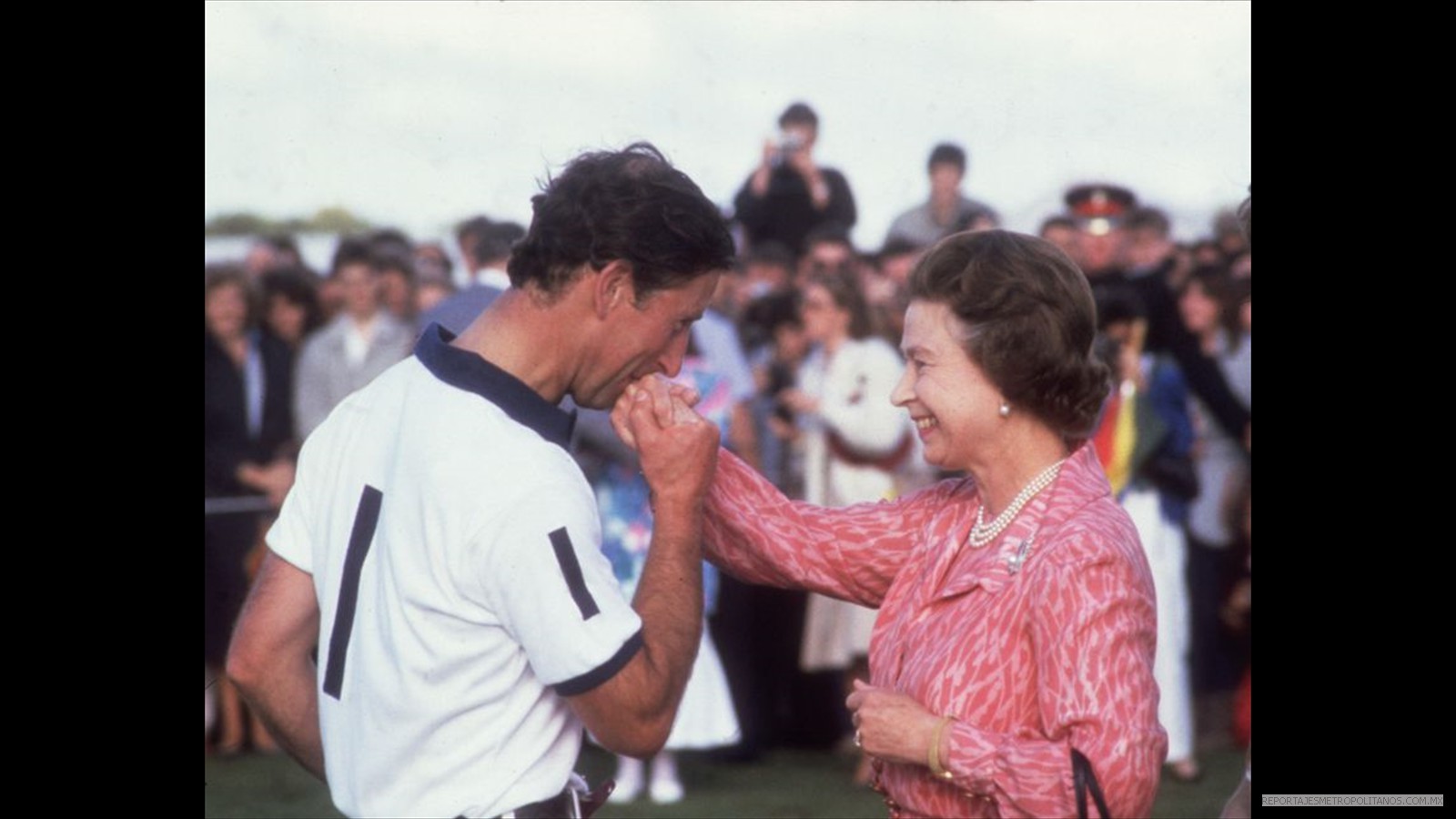 Con su hijo Carlos, su sucesor al trono, en 1985