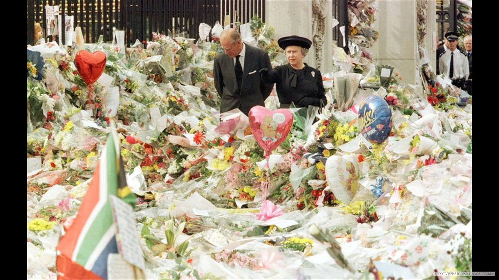 Con su esposo Felipe entre ramos de flores  por la muerte de Diana de Gales el 31 de agosto ded 1997