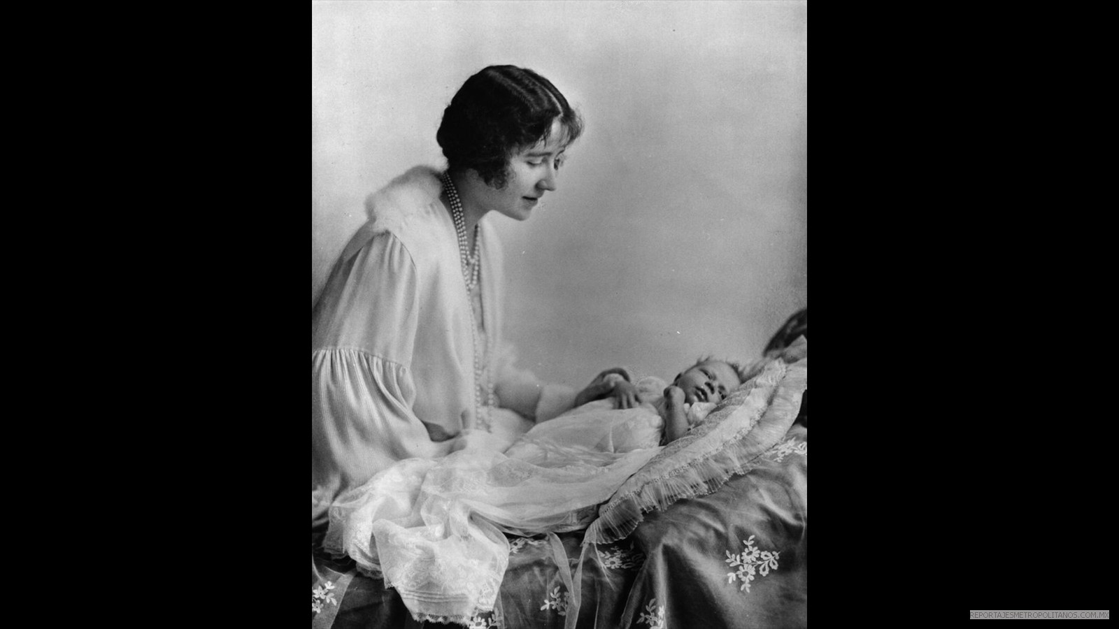 Isabel, duquesa de York, con su hija, la futura reina Isabel II, nacida el 21 de abril de 1926