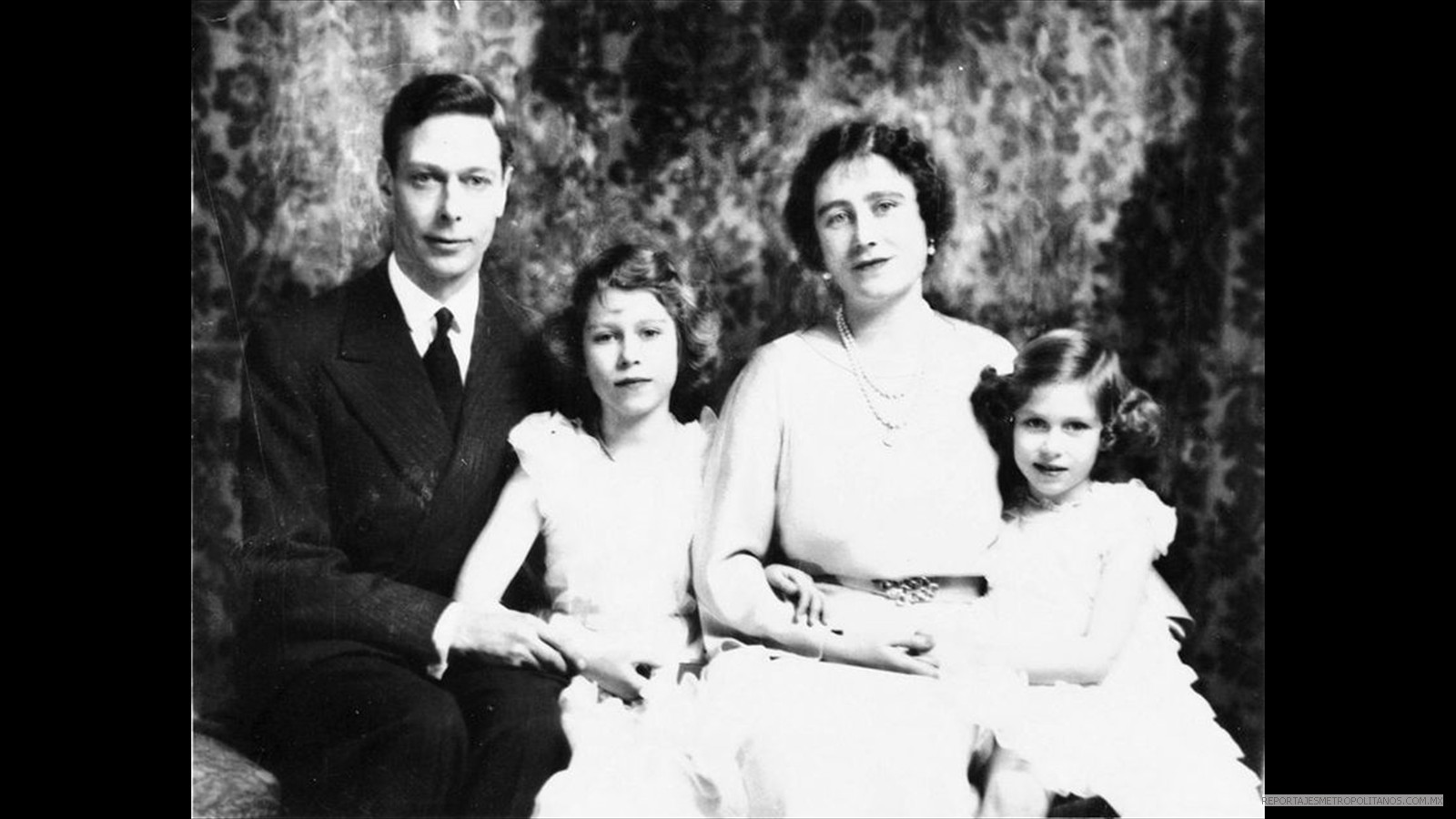 Rey Jorge VI, su esposa Isabel Bowes-Lyon, y sus  hijas, las princesas Isabel y Margarita.