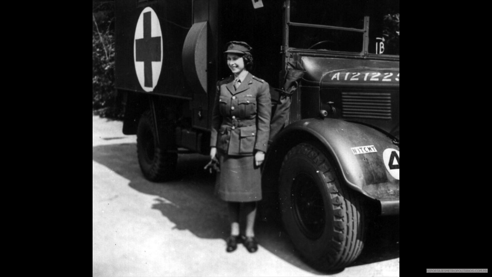 El 10 de abril de 1945,en un camión de la Cruz Roja. La futura reina sirvió como mecánica durante la II Guerra Mundial.