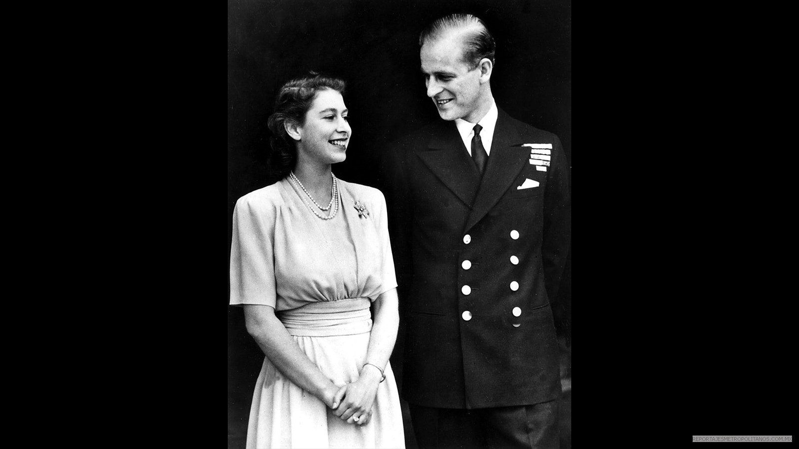 Con Felipe Mountbatten, en el anuncio de su compromiso en el palacio de Buckingham, en julio de 1947