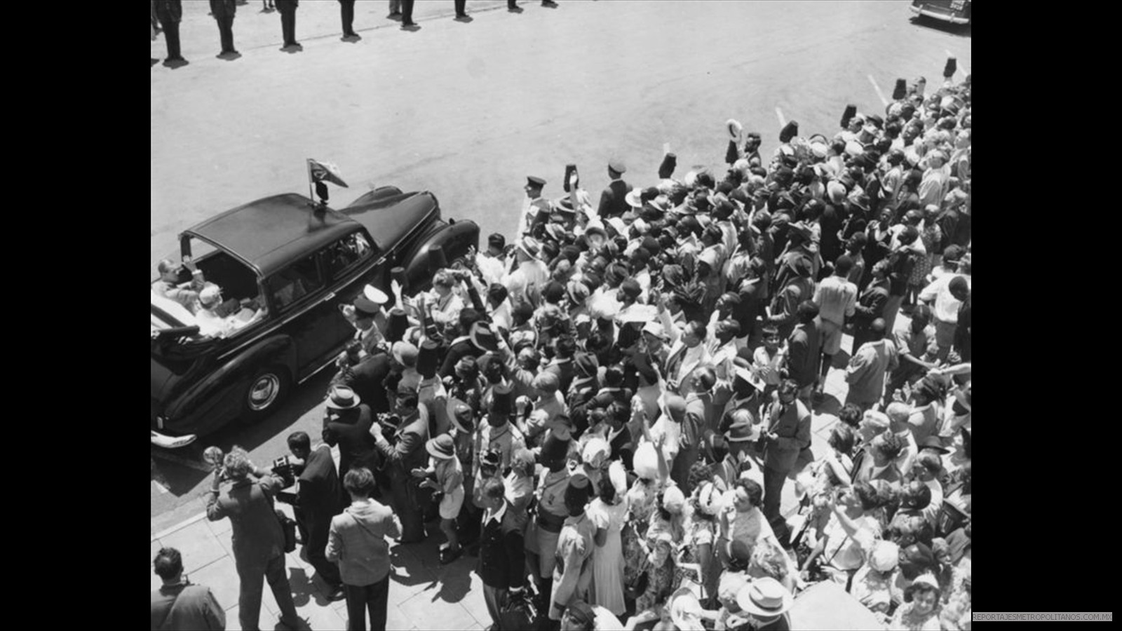El 6 de febrero de 1952 muere el rey Jorge VI. La entonces princesa estaba  en Kenia en un viaje oficial.
