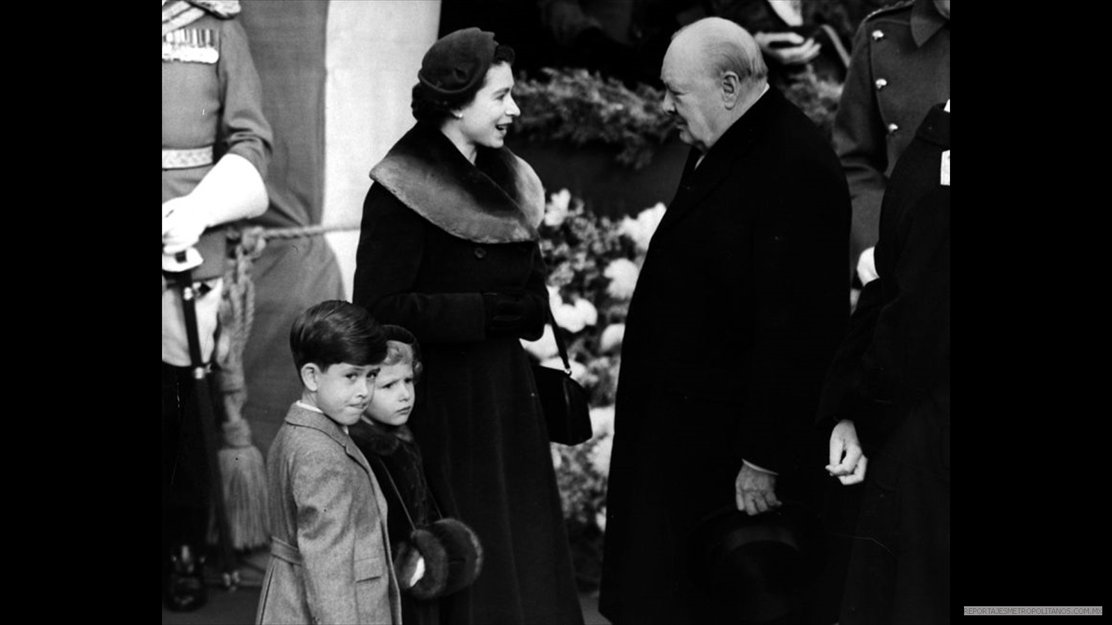 Con sus hijos Carlos y Ana y el Primer ministro Winston Churchil en 1953