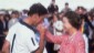 Con su hijo Carlos, su sucesor al trono, en 1985
