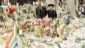 Con su esposo Felipe entre ramos de flores  por la muerte de Diana de Gales el 31 de agosto ded 1997