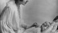 Isabel, duquesa de York, con su hija, la futura reina Isabel II, nacida el 21 de abril de 1926