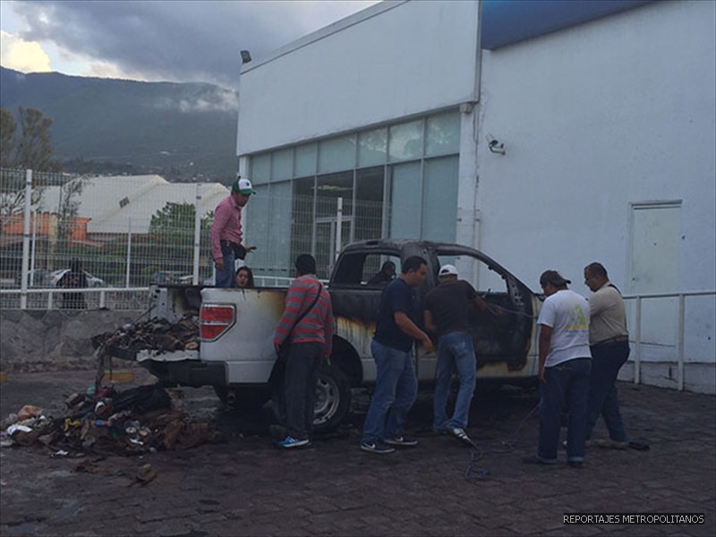 Camioneta quemada en Tixtla, Guerrero.