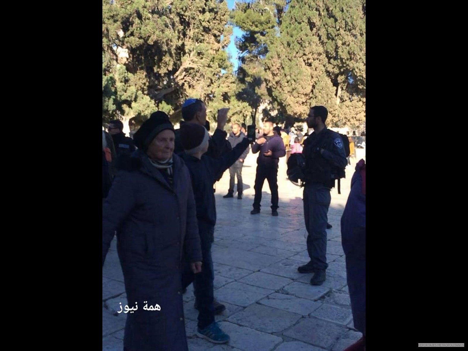 En la Mezquita Al Aqsa  judios son escoltados porsoldados iseaelis