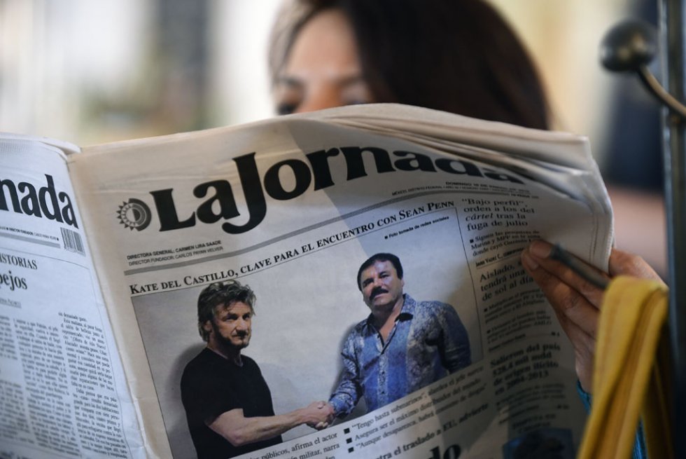 Un diario mexicano publica la fotografía del narcotraficante Joaquín “El Chapo” Guzmán con el actor estadounidense Sean Penn durante una entrevista para la revista Rolling Stone, en enero de 2016 (AFP / Alfredo Estrella)